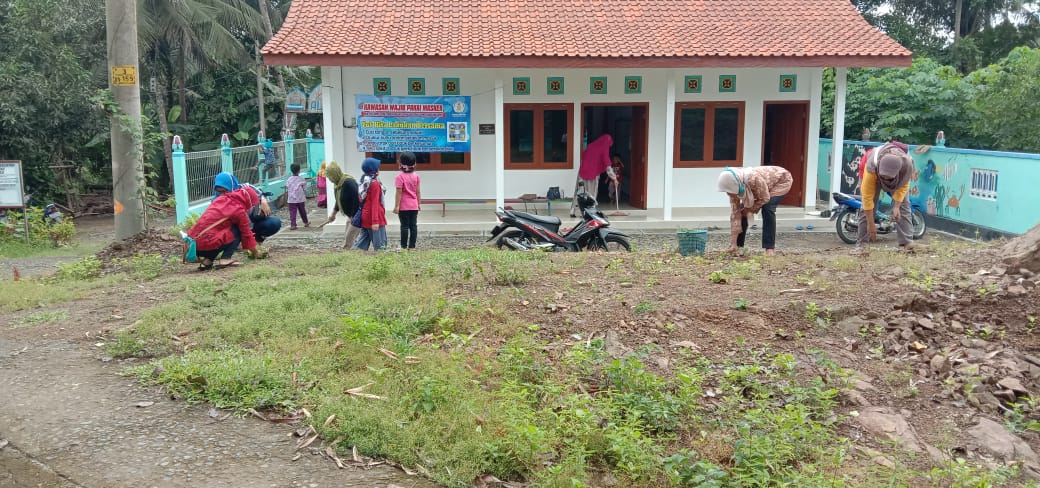 SELESAI TERIMA RAPOT, WALI PP HARUM GUNUNG REGO KERJA BAKTI